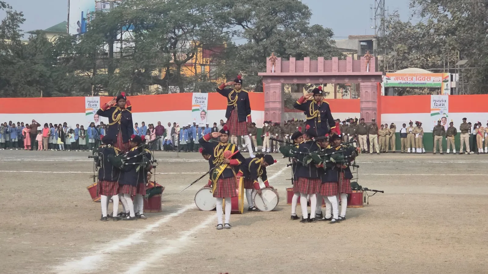 आन-बान-शान से फहराया गया तिरंगा, निकाली गई विशेष झांकियां, मंत्री सुदिव्य कुमार रहे मौजूद