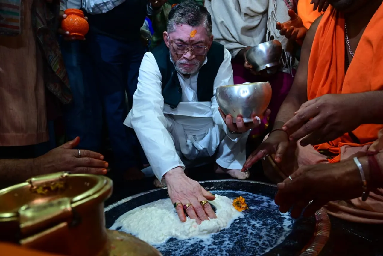 देवघर जाने के क्रम में गिरिडीह पहुंचे राज्यपाल, बाबा धाम में की पूजा-अर्चना