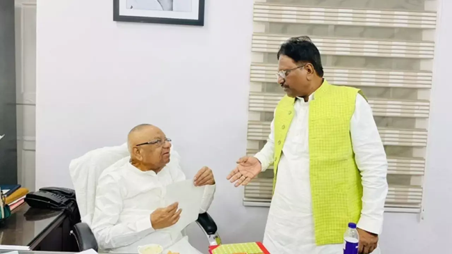 बिहार चुनाव से पहले लालू-तेजस्वी को बड़ा झटका, स्टार प्रचारक अनिल सहनी ने थामा भाजपा का दामन