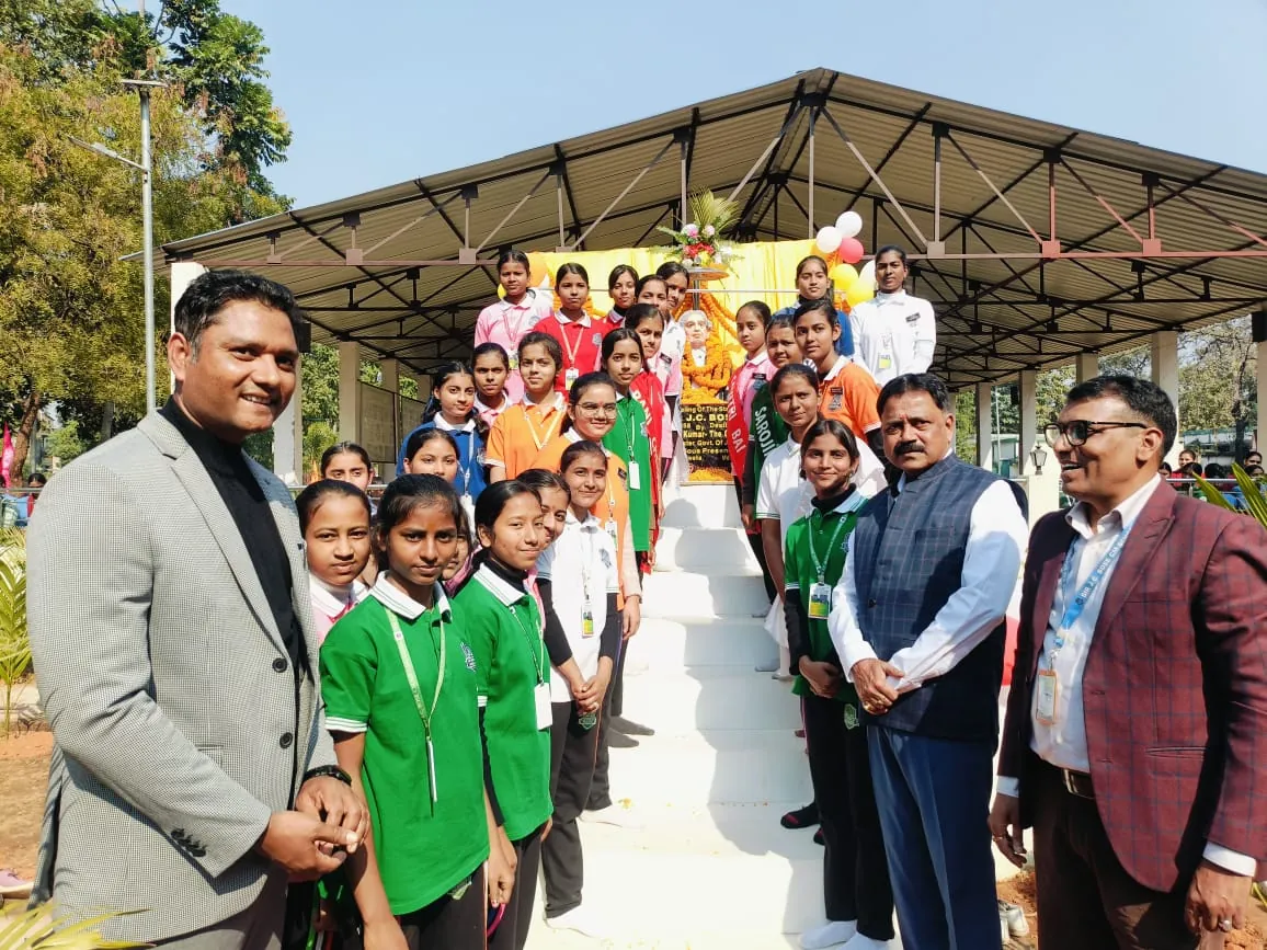 GIRIDIH: नगर विकास मंत्री ने किया JC Bose की प्रतिमा का अनावरण, कहा यह बेहद गौरवपूर्ण क्षण