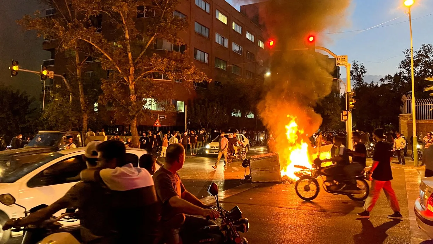 ईरान में सरकार विरोधी प्रदर्शनों में आई तेजी, हजारों लोग गिरफ्तार.. 100 से अधिक की मौत