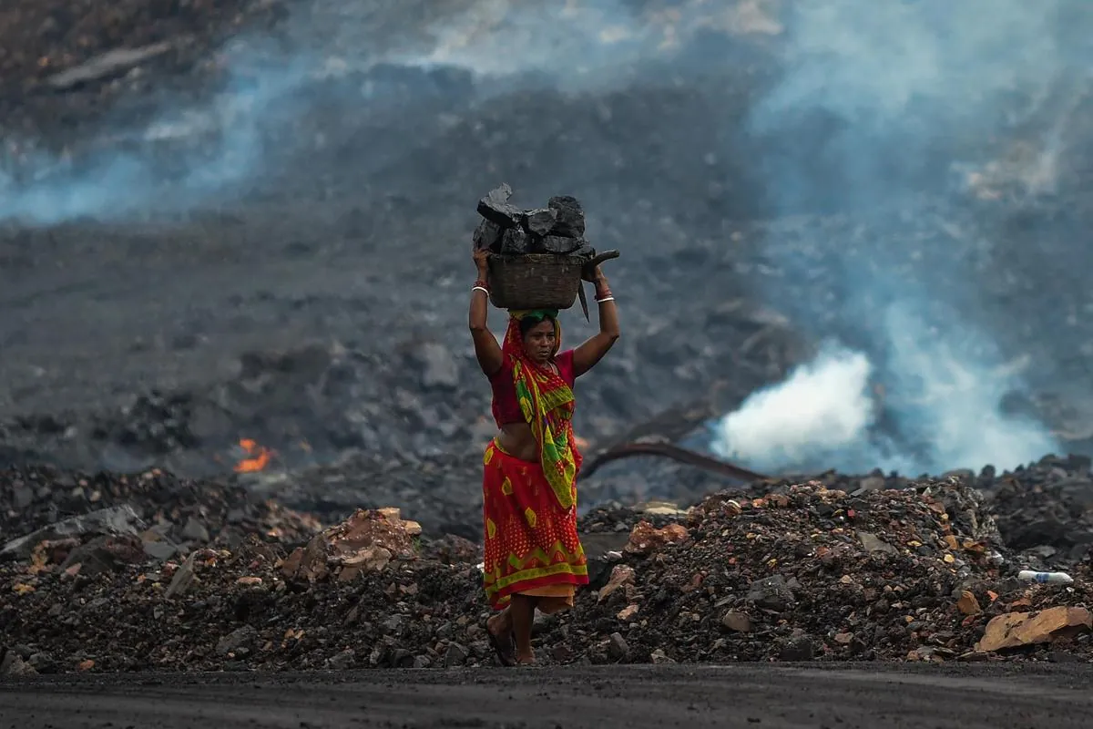 DHANBAD: गैस रिसाव के कारण लोगों का जीवन हो गया है दूभर, गंभीरता का जायजा लेने पहुंचे राज्य के मुख्य सचिव
