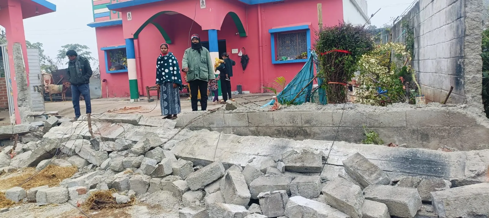 पत्नी के मायके जाने से परेशान शराबी पति, जेसीबी से गिरा दी ससुराल की चारदिवारी, कहा "रहो अब मायके में.."