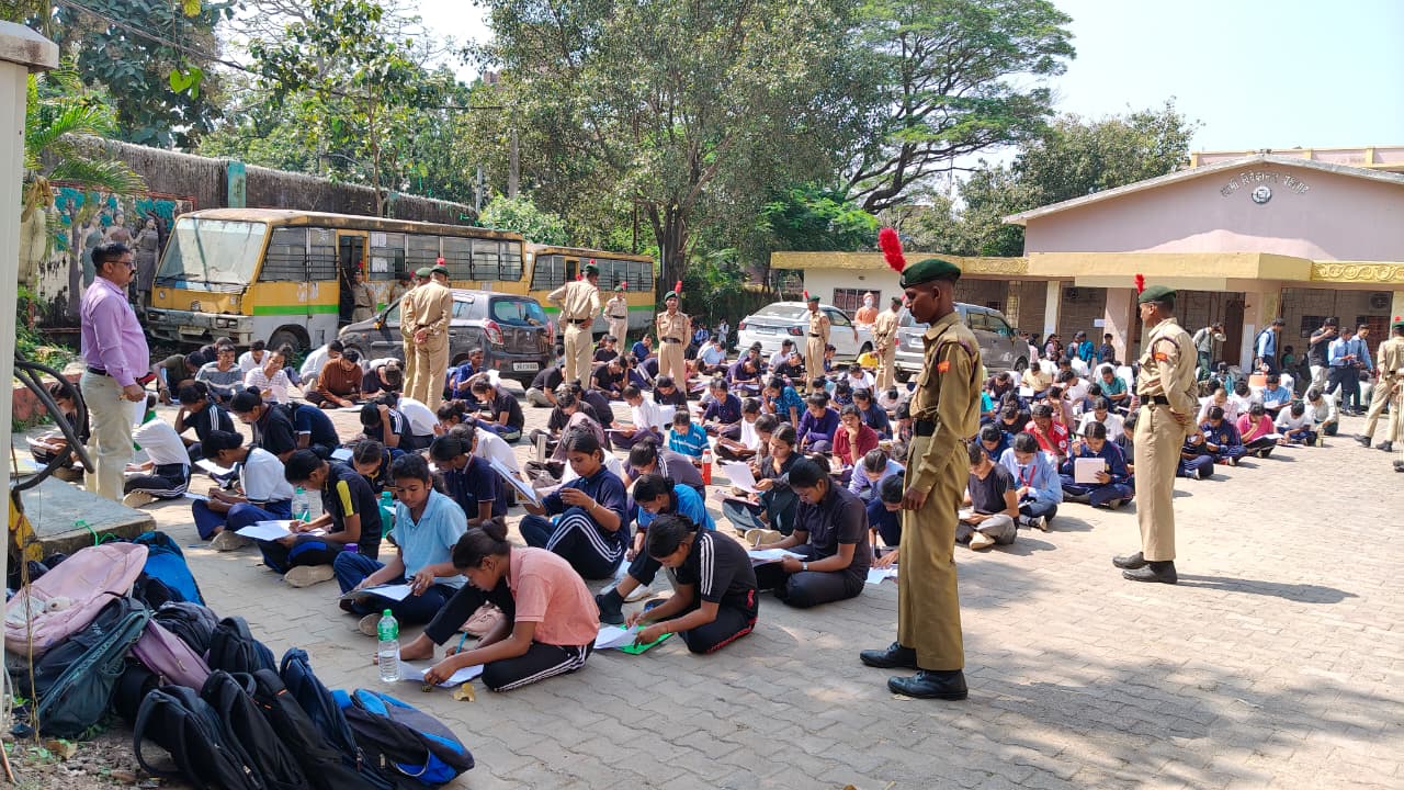 NCC कैडेट नामांकन के लिए संपन्न हुई लिखित परीक्षा, दी गई अनुशासन की सीख