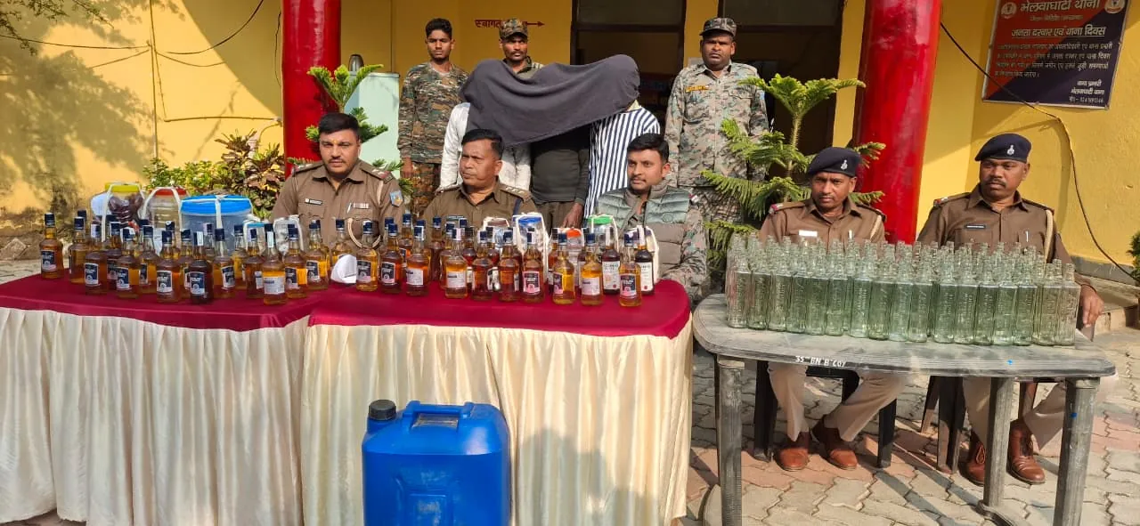 GIRIDIH: पुलिस ने किया नकली शराब बनाने वाले गिरोह का भंडाफोड़, तीन अपराधी गिरफ्तार