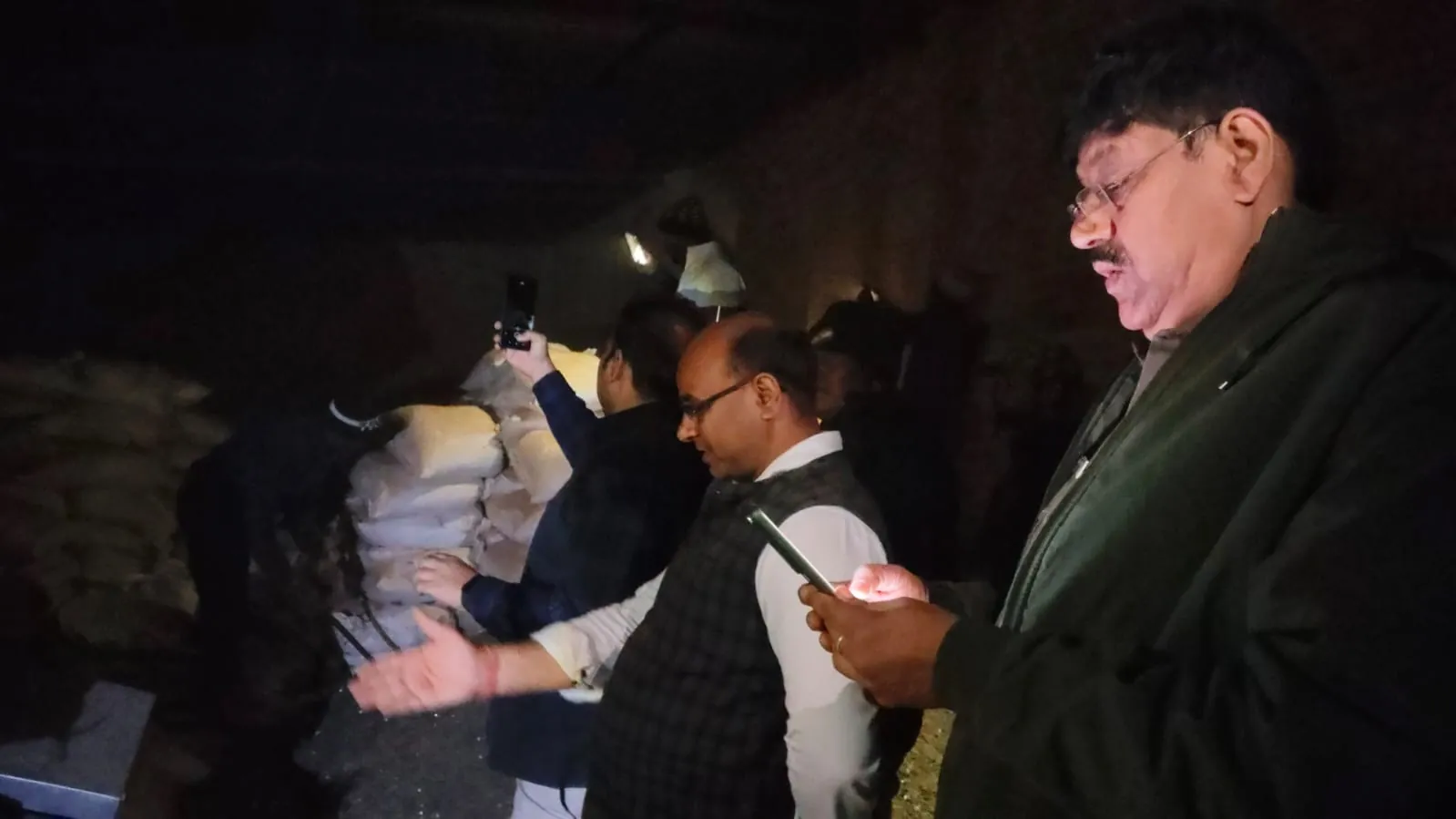 50 लाख की मशीनें और एक हजार टन माइका जब्त; अवैध कारोबारियों को बड़ा आर्थिक झटका