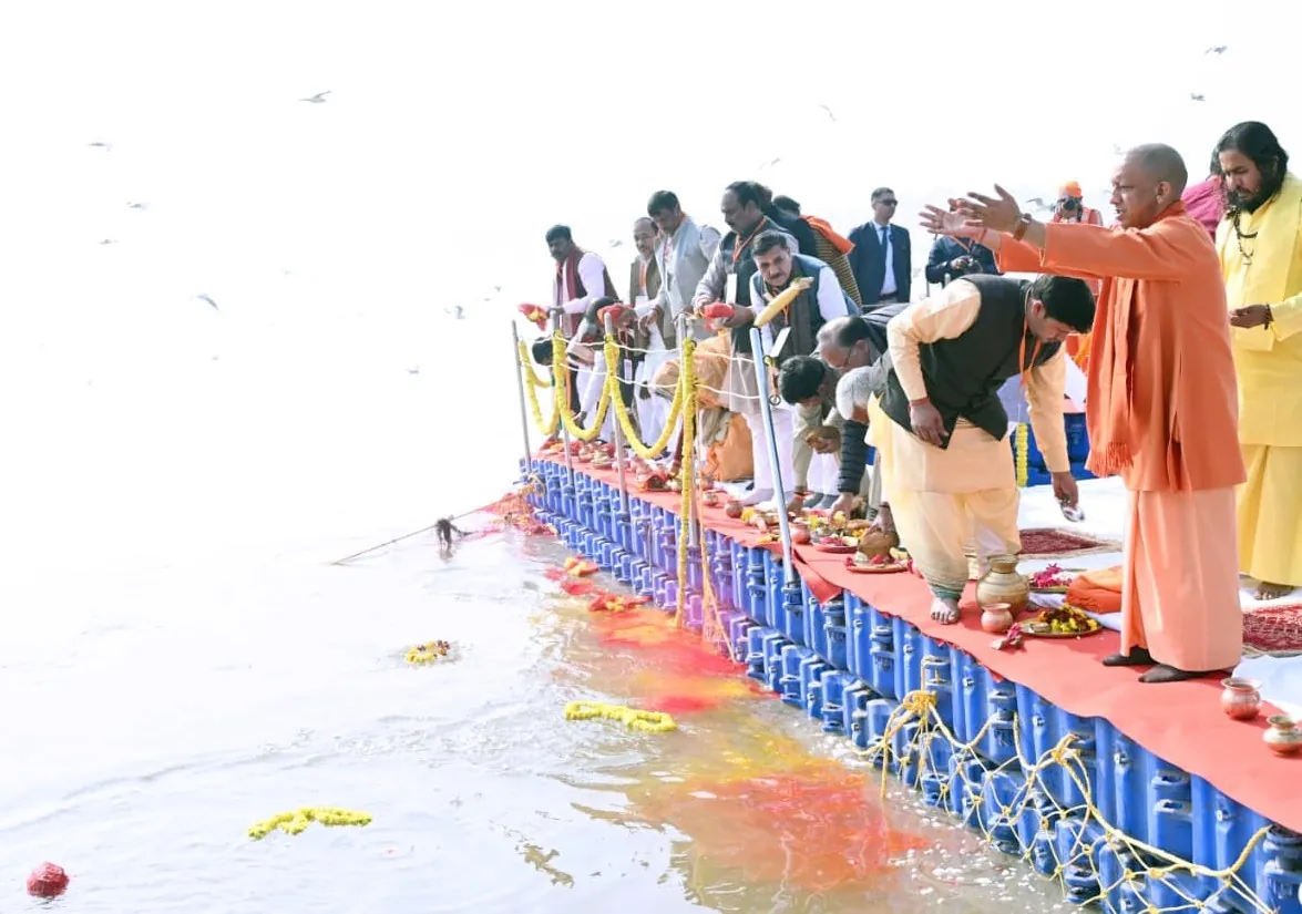 CM योगी ने संगम में लगाई डुबकी, माघ मेला में साधु-संतों के साथ किया गंगा पूजन