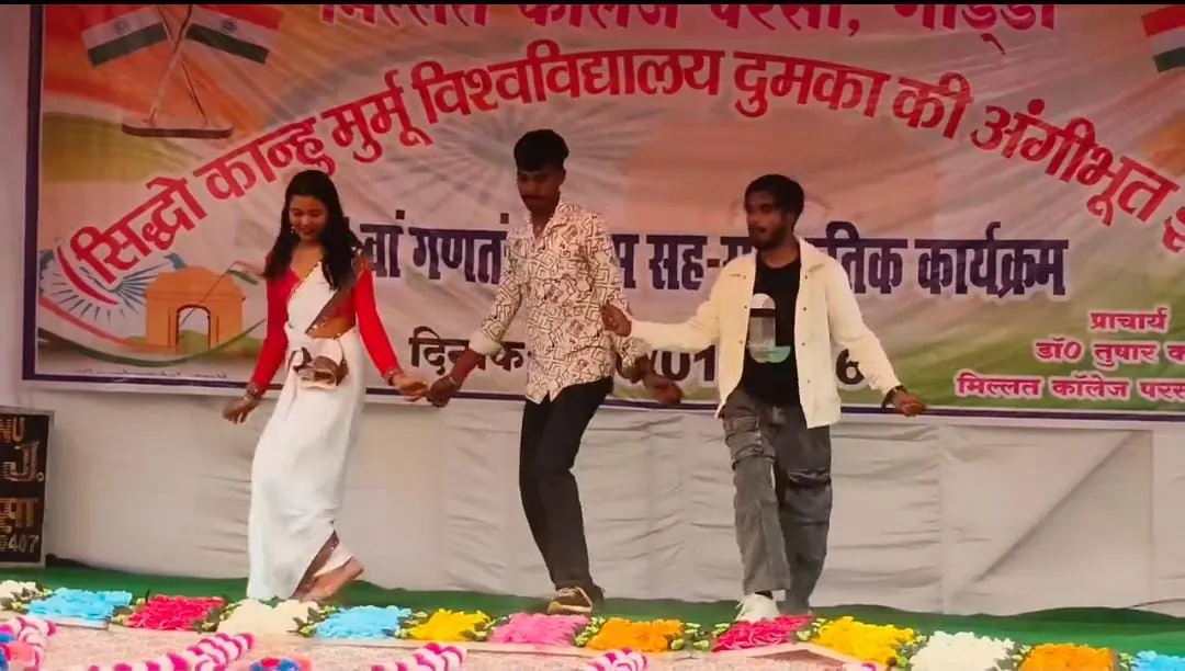 गणतंत्र दिवस का मौका, अश्लील गानों पर ठुमके लगाते छात्र, कॉलेज प्रबंधन पर उठ रहे सवाल, वीडियो वायरल