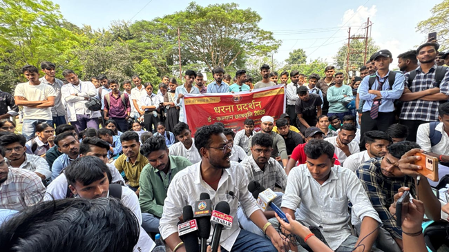 स्कॉलरशिप की मांग को लेकर आजसू छात्र नेता धरने पर, देर रात पुलिस ने किया गिरफ्तार