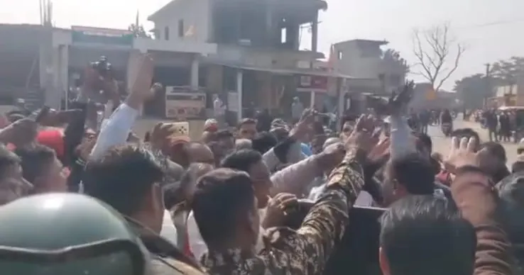 "लाओ जी लाठी.. देखें कौन लगाता है तस्वीर", SDM की धमकी से उग्र भाजपा कार्यकर्ता.. मचा बवाल