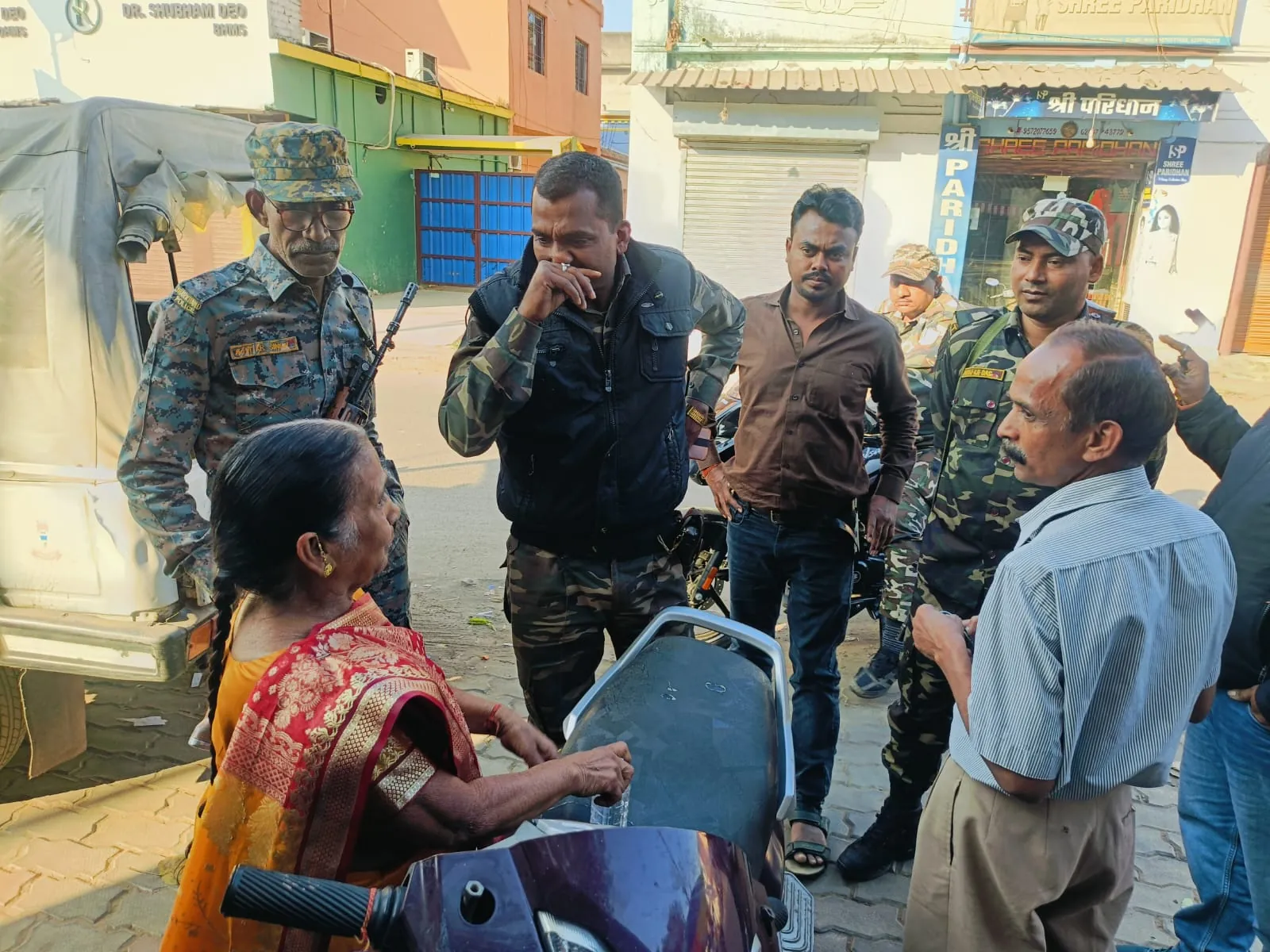 दो बदमाशों ने ट्रैफिक पुलिस बनकर महिला से की ठगी, सोने के कंगन और चैन लेकर हुए फरार