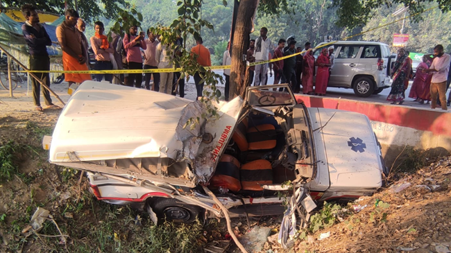 अनियंत्रित होकर पेड़ से टकराई एंबुलेंस; 4 लोगों की दर्दनाक मौत, 2 की हालत गंभीर