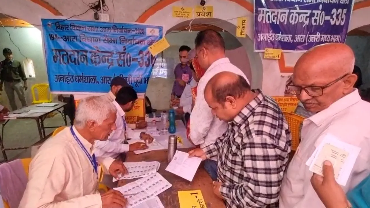 बिहार विधानसभा चुनाव: मतदान शुरू, सुबह से मतदान केंद्रों पर उमड़ी मतदाताओं की भीड़