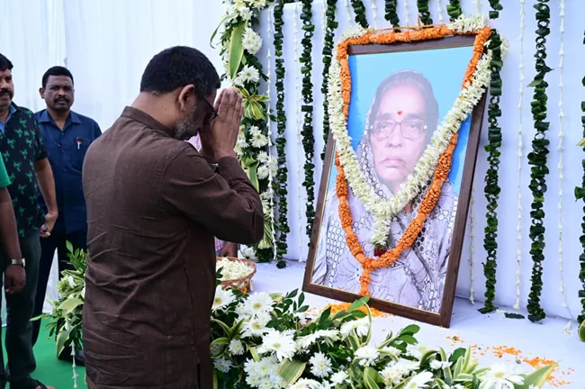 विनोद कुमार पांडेय की मां जलेश्वरी देवी के "ब्राह्मण भोज" सह "कुटुंब भोज" शामिल हुए सीएम हेमंत सोरेन