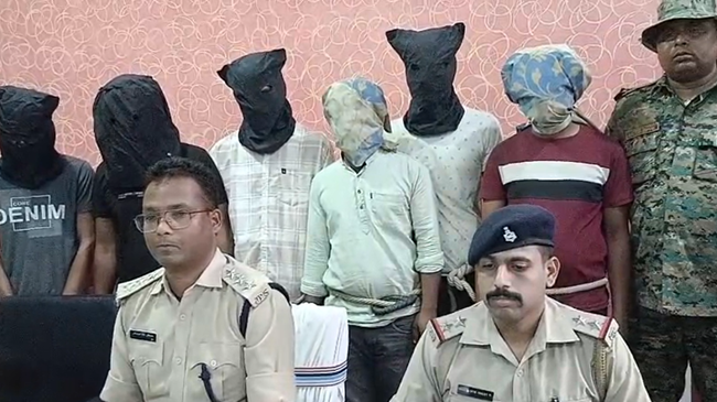 तीन लाख रुपए की लूटकांड का पुलिस ने किया खुलासा, एक पिस्टल सहित कई सामानों के साथ 5 अपराधी गिरफ्तार