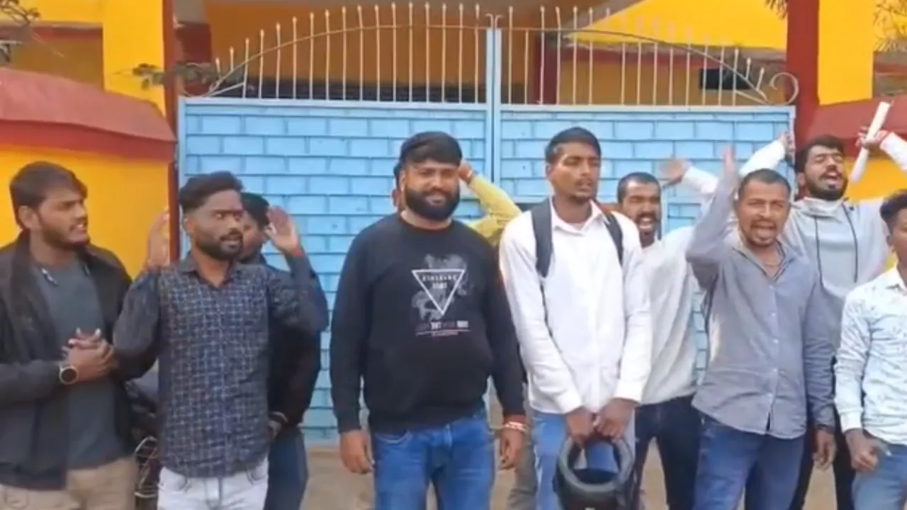 चतरा में B.Ed में नामांकन के नाम पर लाखों की वसूली ! कॉलेज प्रबंधन के खिलाफ छात्रों का फूटा गुस्सा