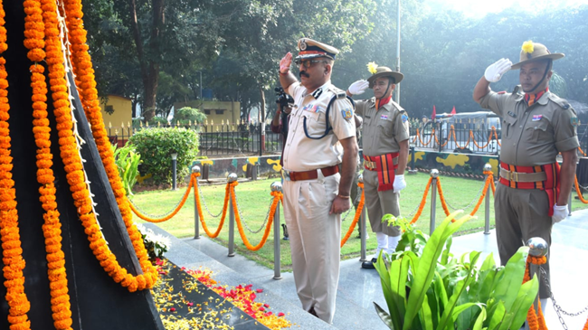पुलिस संस्मरण दिवस परेड: DGP अनुराग गुप्ता सहित वरीय पदाधिकारियों ने वीर शहीदों को किया नमन
