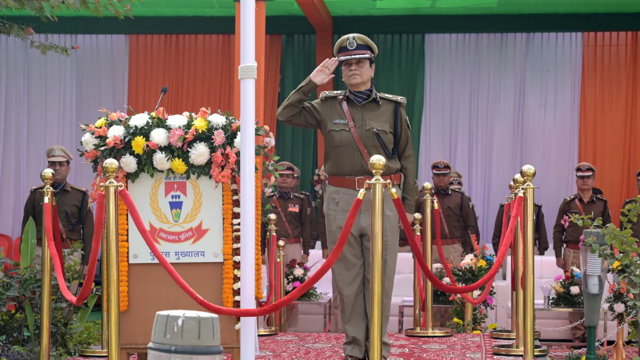 झारखंड पुलिस मुख्यालय में DGP तदाशा मिश्रा ने फहराया तिरंगा, सभी अधिकारियों और कर्मियों को दीं शुभकामनाएं