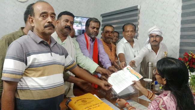 12 सूत्री मांग को लेकर मिला चिरकुंडा नगर परिषद के कार्यपालक पदाधिकारी से मिला BJP का एक प्रतिनिधिमंडल