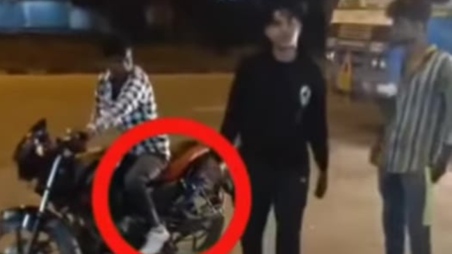 नाबालिग ने पिस्तौल लहराते हुए पूछा, कौन खाना चाहता है गोली, वीडियो वायरल होने पर पुलिस ने किया गिरफ्तार