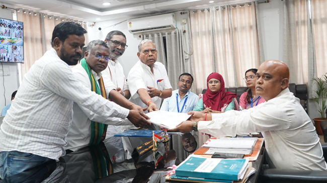 घाटशिला उपचुनाव के लिए JMM प्रत्याशी सोमेश सोरेन और BJP प्रत्याशी बाबूलाल सोरेन ने भरा नामांकन पर्चा