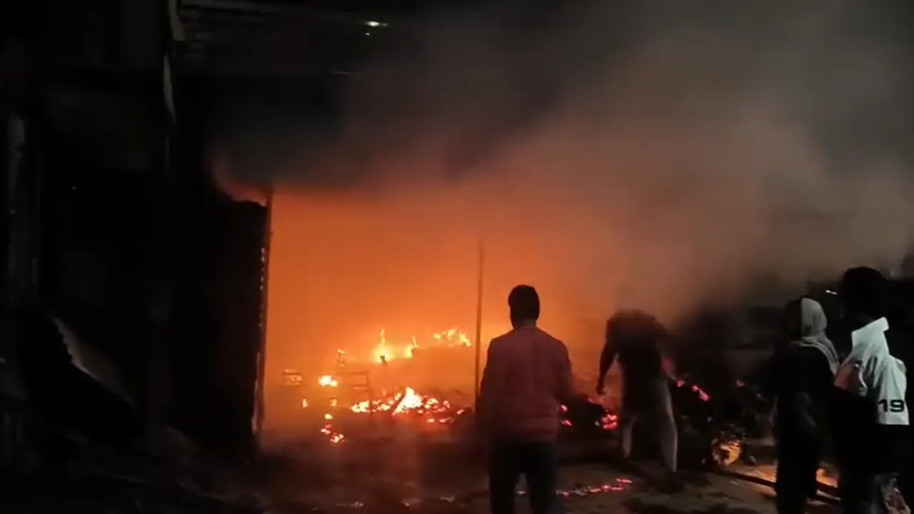 बगोदर में कपड़े की दुकान में लगी भीषण आग, लाखों का नुकसान