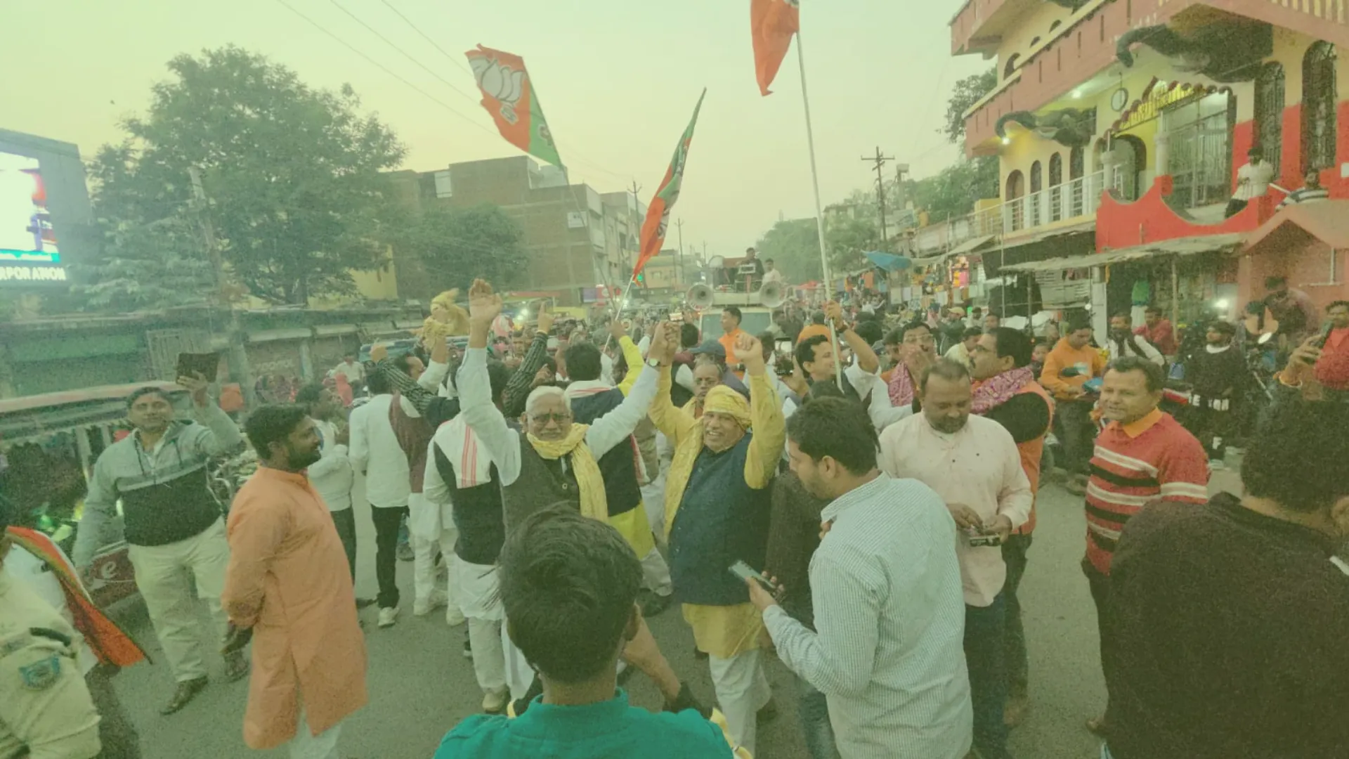 बिहार में NDA की एकतरफा जीत पर गिरिडीह BJP ने निकाला विजय जुलूस