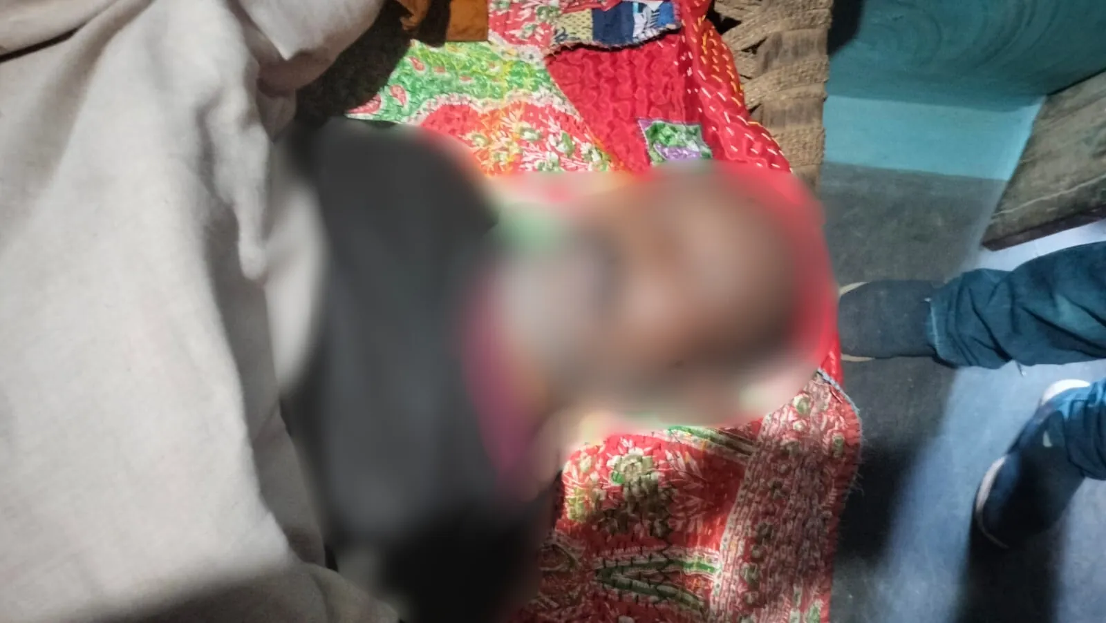 आर्थिक तंगी से परेशान होकर व्यक्ति ने कर ली आत्महत्या, पहले से कोमा में है बेटा