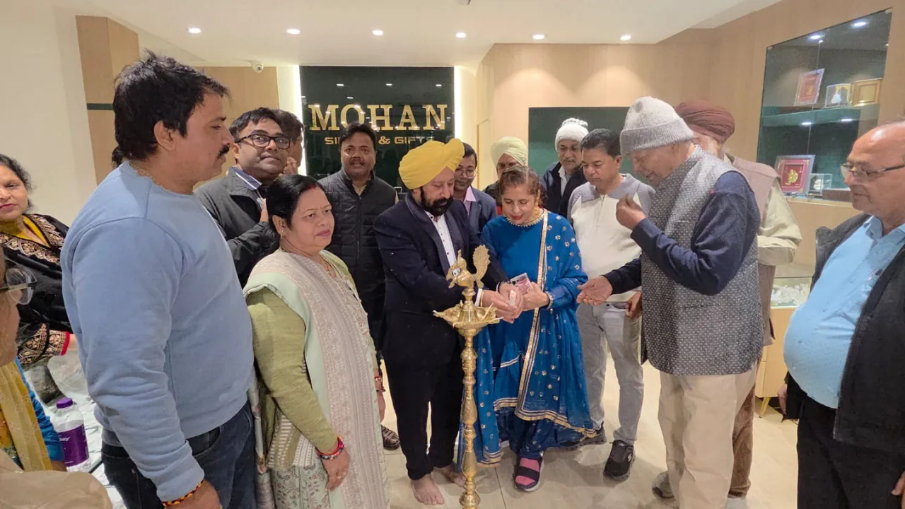गिरिडीह में डॉ गुणवंत सिंह मोंगिया ने किया मोहन सिल्वर एंड गिफ्ट शोरूम का उद्घाटन