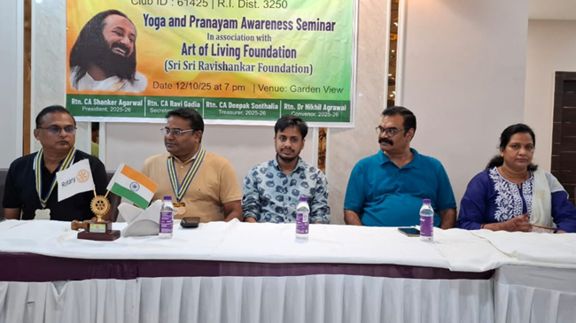 गिरिडीह में आर्ट ऑफ़ लिविंग ने किया योग और प्राणायाम शिविर का आयोजन