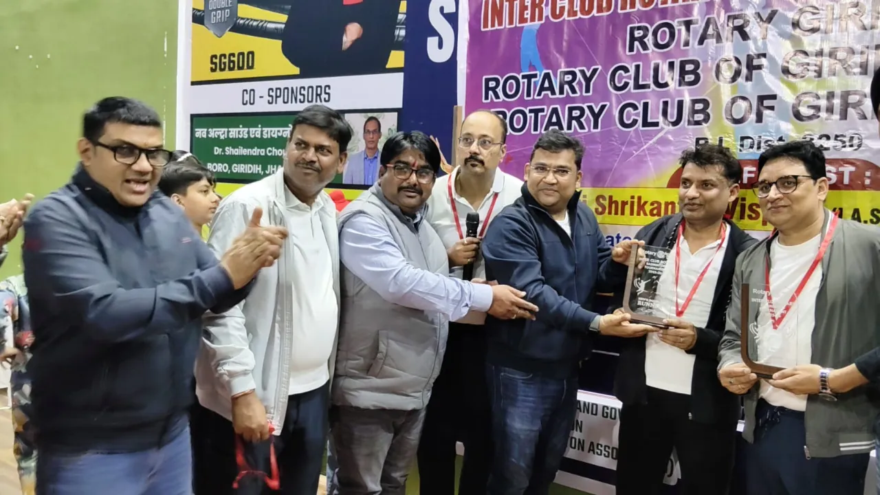 गिरिडीह के इंडोर स्टेडियम में रोटरी इंटर बैडमिंटन टूर्नामेंट का हुआ आयोजन, जोड़ी विनर बनी तरणजीत और गुरविंद्र की जोड़ी