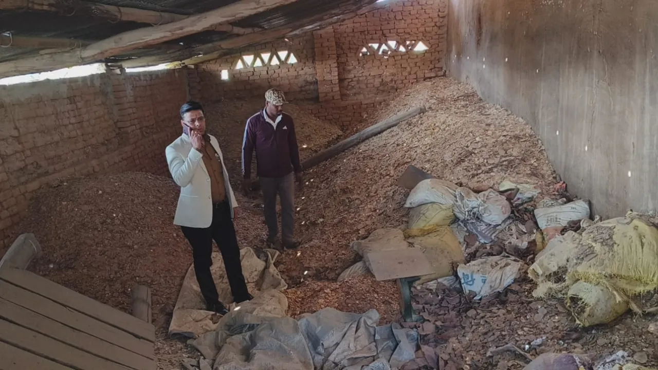 गिरिडीह में माइका के अवैध स्टॉक को लेकर एक बार फिर पदाधिकारियों का चला हथौड़ा