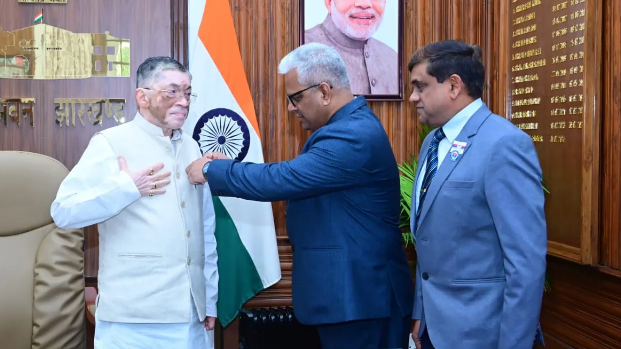 ‘सशस्त्र सेना झंडा दिवस’ पर राज्यपाल से सैनिक कल्याण निदेशालय के निदेशक ब्रिगेडियर और अन्य अधिकारियों ने की मुलाकात