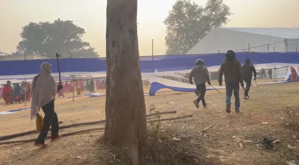 अडानी कोल माइंस की जनसुनवाई के दौरान बवाल, पंडाल में घुसकर मारपीट, लाखों की तोड़-फोड़