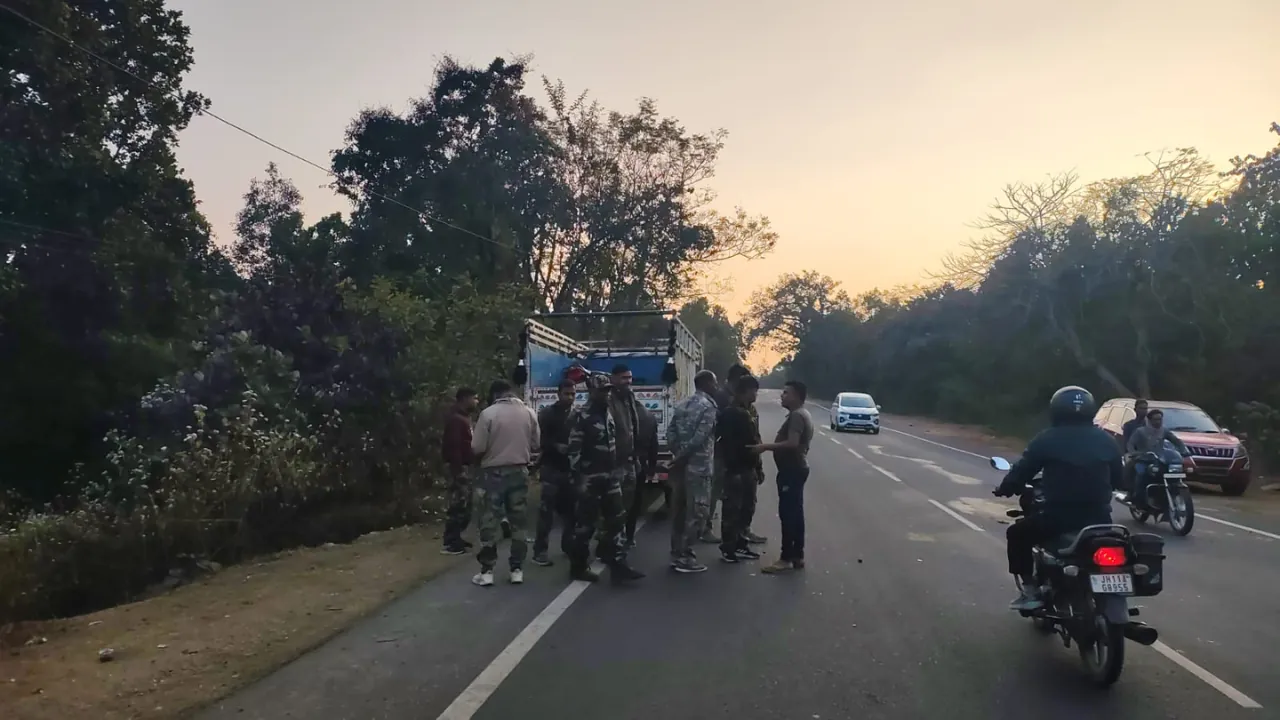 गिरिडीह में भीषण  सड़क हादसे में मां-बेटे सहित 3 लोगों की मौत, तीनों की पहचान में जुटी पुलिस 