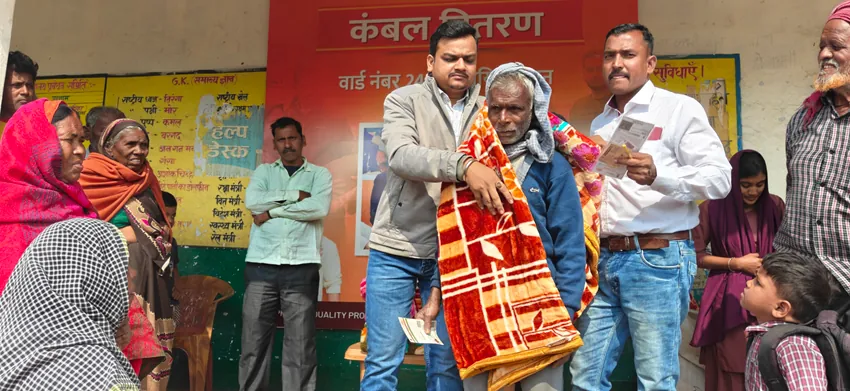 टफकॉन स्टील ने योगीतांड में किया कंबल वितरण, जीएम ने कहा- कंपनी का प्रयास कि बच्चों कि शिक्षा नहीं रहे अधूरी