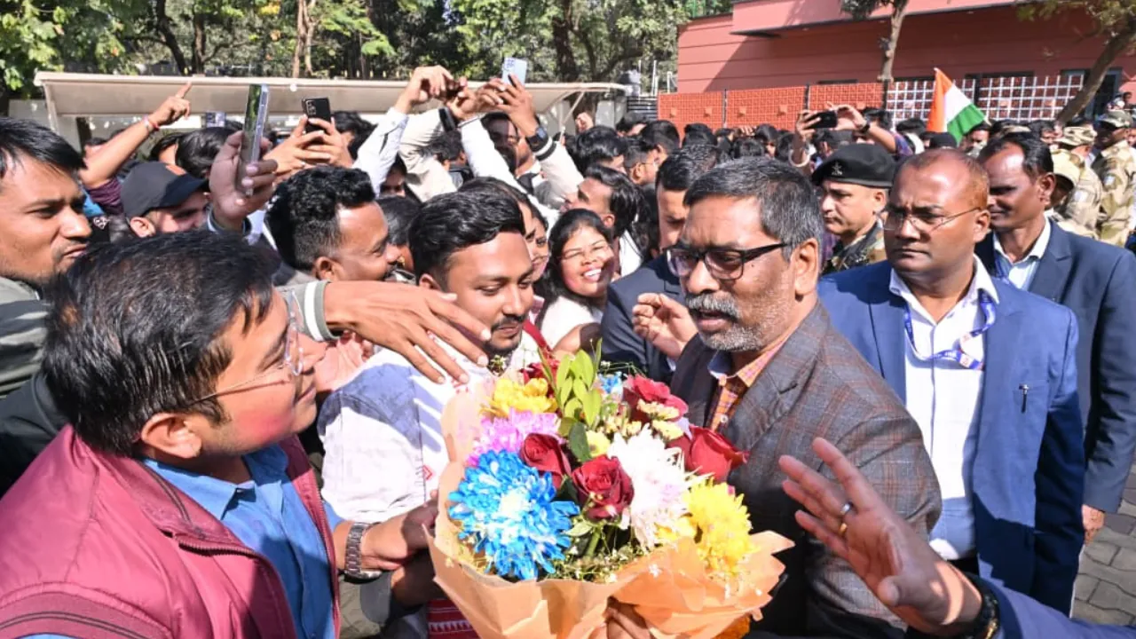 CM हेमंत से मिलने पहुंचे JPSC के सफल अभ्यर्थी, CM ने कहा- गंदगी और पहले से जमी धूल-मिट्टी धीरे-धीरे करेंगे साफ