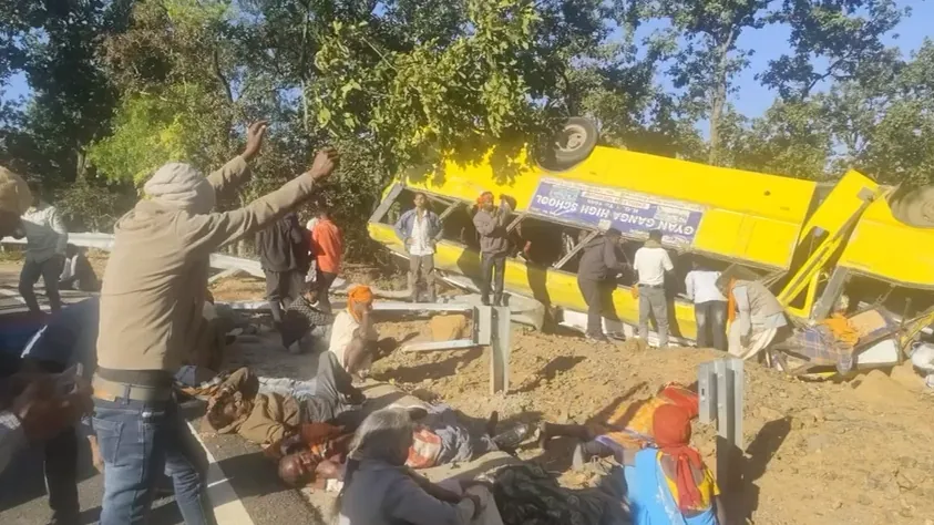 Latehar Bus Accident: लातेहार में बड़ा सड़क हादसा, ओरसा घाटी में पलटी यात्रियों से भरी बस, 5 लोगों की मौत
