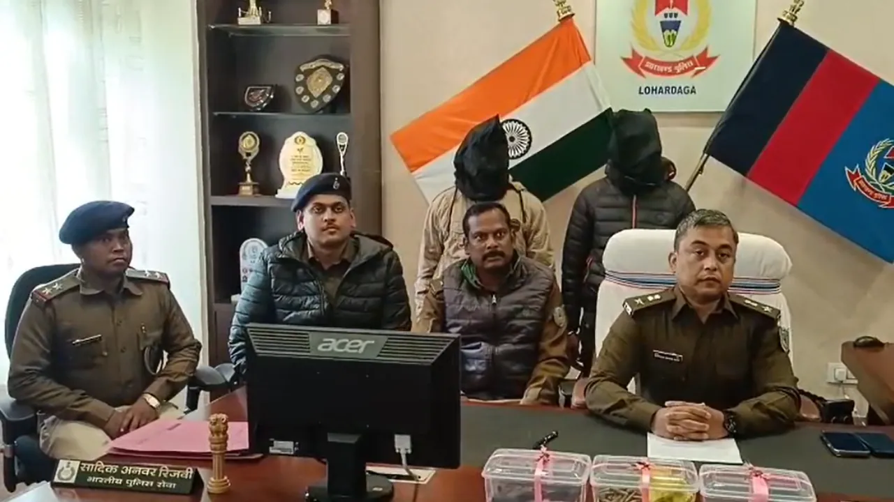 लोहरदगा में पुलिस ने 2 नक्सली को दबोचा, निशानदेही से भारी मात्रा में हथियार जब्त