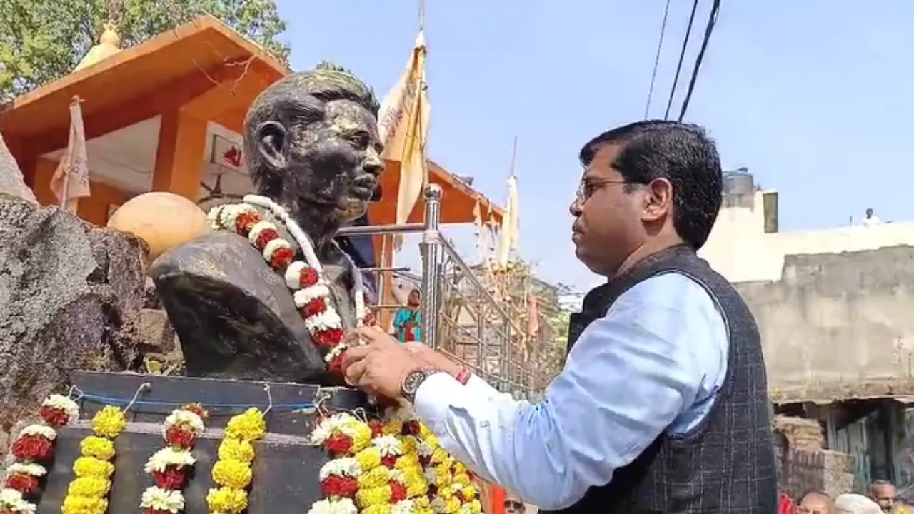 लोहरदगा में स्वतंत्रता सेनानी स्व. बुधन सिंह की मनाई गई 57वीं पुण्यतिथि, कार्यक्रम में शामिल हुए DC