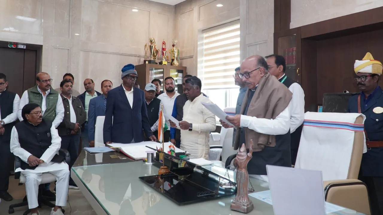 घाटशिला से नवनिर्वाचित विधायक सोमेश चंद्र सोरेन को विधानसभा स्पीकर ने दिलाई शपथ