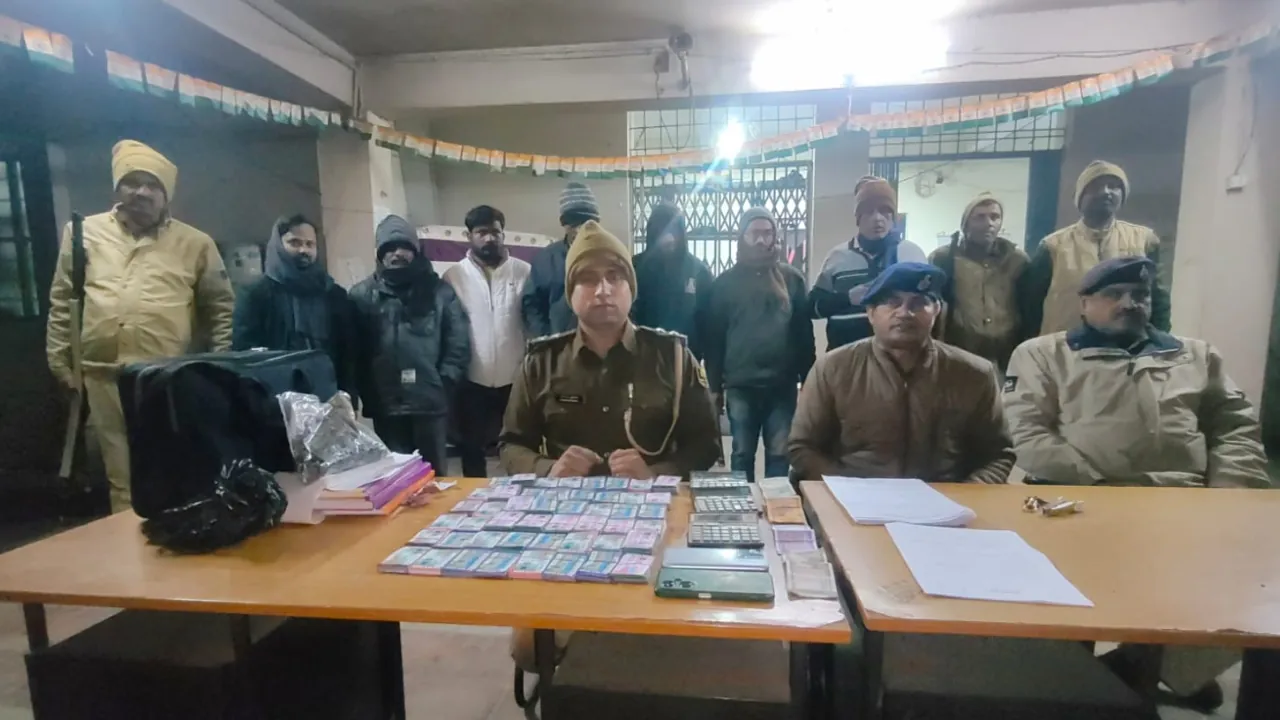मोतिहारी में अवैध लॉटरी साम्राज्य पर पुलिस का बड़ा प्रहार, लाखों की टिकट, कैश और मोबाइल के साथ 7 गिरफ्तार 