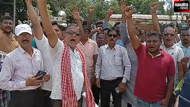 निरसा प्रखंड में फेयर प्राइस डीलर्स एसोसिएशन के बैनर राज्य सरकार के खिलाफ विरोध प्रदर्शन