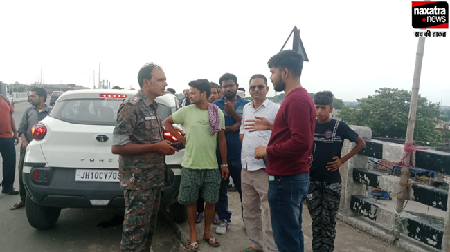 धनबाद में कुमारधुबी रेलवे ओवर ब्रिज पर डिवाइडर से जोरदार टकराई कार, 2 बच्चे सहित 6 लोग थे सवार