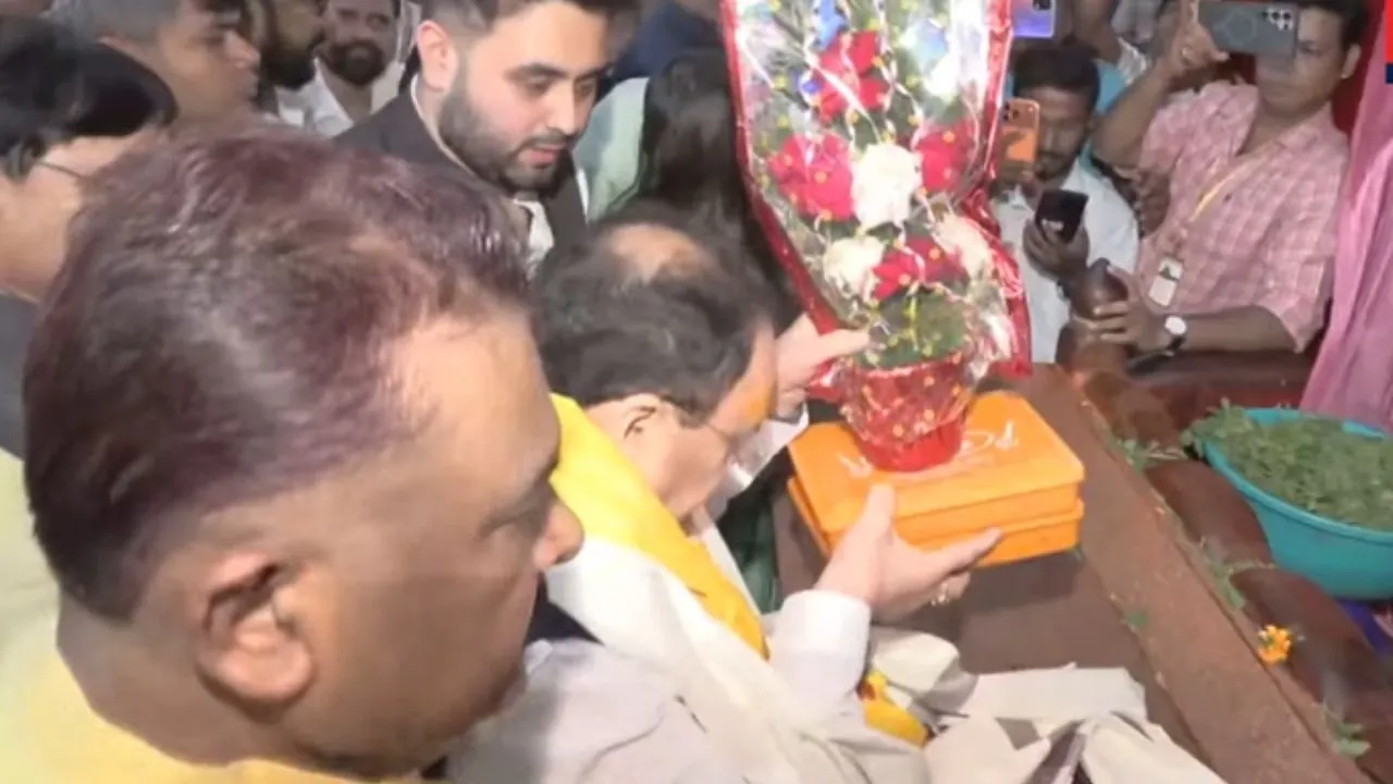 वोटिंग से एक दिन पहले प्रार्थनाओं का दौर, जेपी नड्डा ने पटना के  ऐतिहासिक महावीर मंदिर में की पूजा-अर्चना