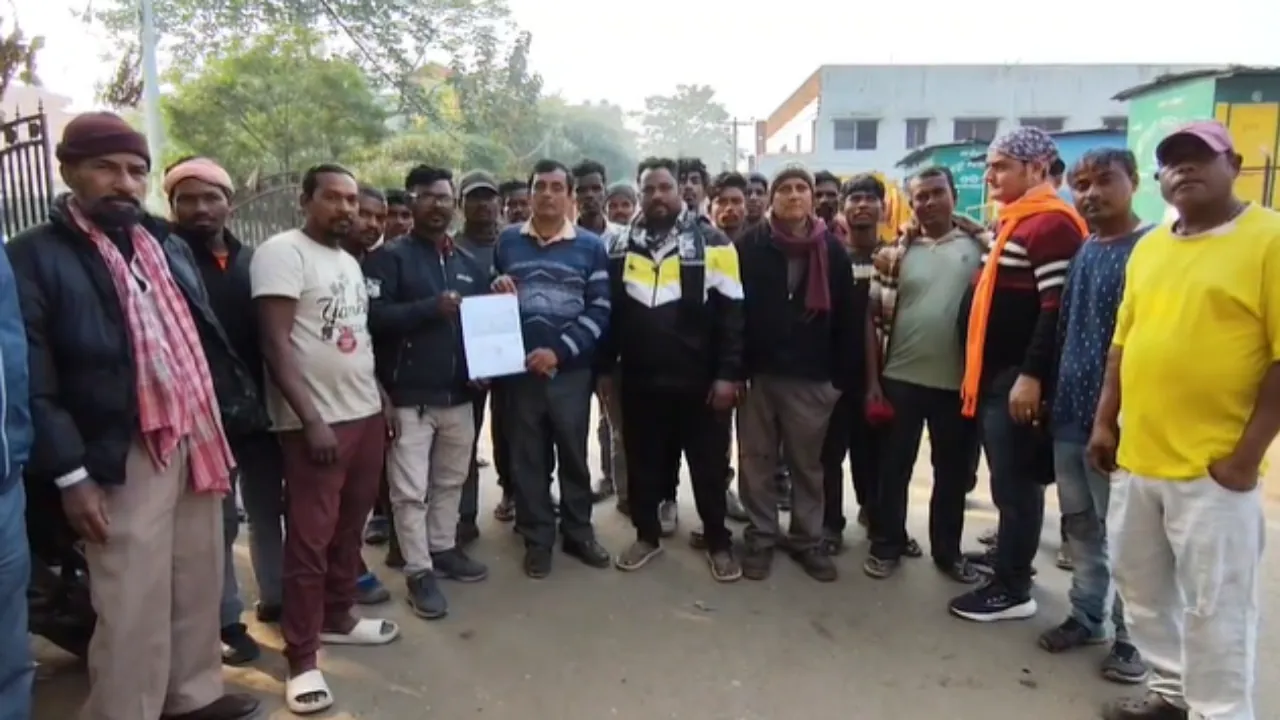 राष्ट्रपति के कार्यक्रम से पहले आदित्यपुर नगर निगम में सफाई ठप ! अनिश्चितकालीन हड़ताल पर उतरे सफाई कर्मी