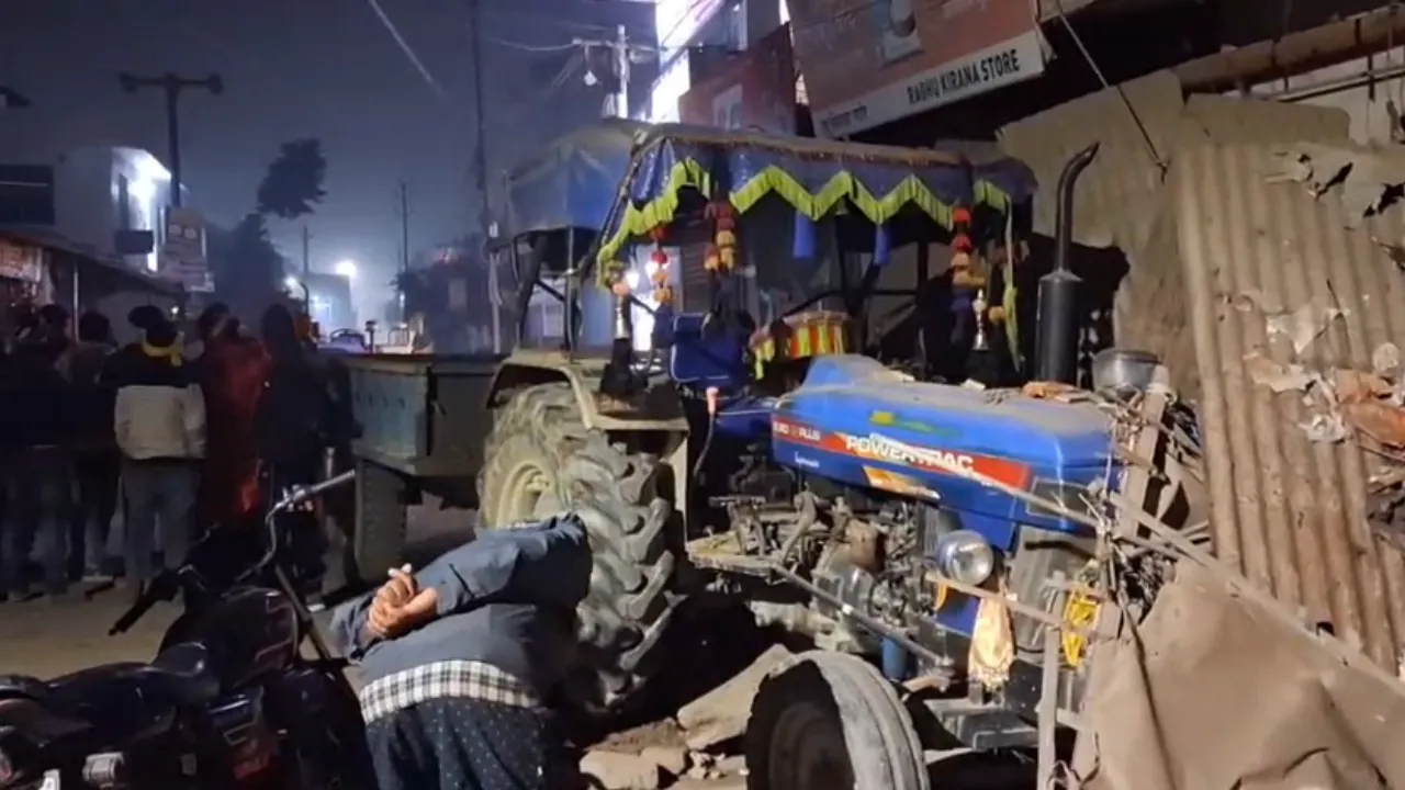 सहरसा के नया बाजार में तेज रफ्तार का कहर, दो दुकानों में जा घुसा अनियंत्रित ट्रैक्टर  
