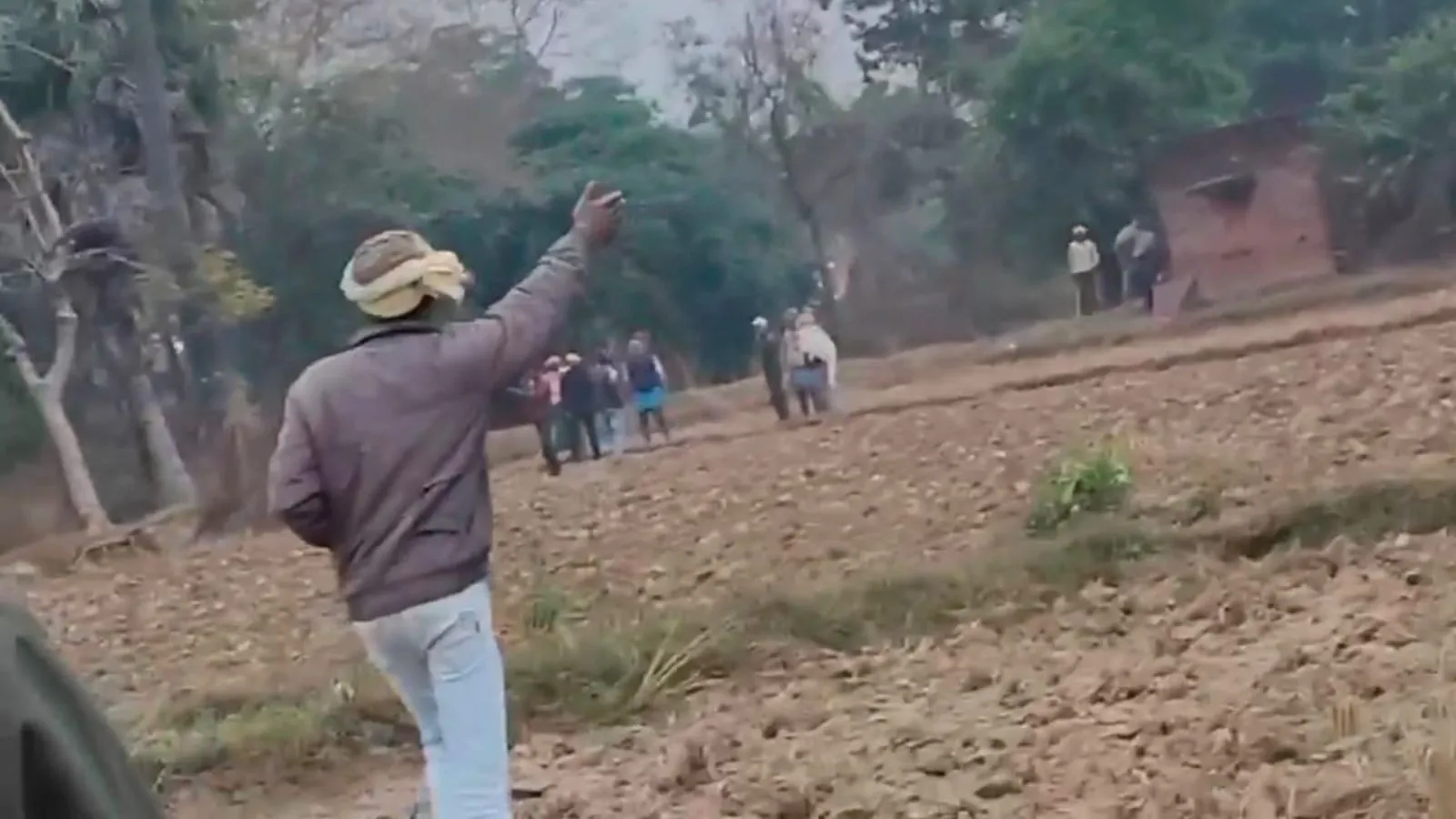 बिहार के जमुई में गेहूं पटवन को लेकर जमकर हुई गोलीबारी, वीडियो वायरल