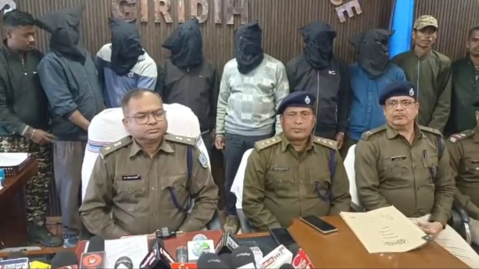 नोटों के बंडल में नहा रहे गिरिडीह के जमीन माफिया, 6 अपराधियों को पुलिस ने लिया गिरफ्त में