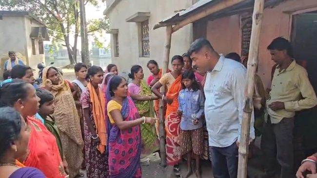 ग्रामीणों को राशन में मिल रहा सड़ा चावल ! आपूर्ति पदाधिकारी ने डीलर को लगाई फटकार